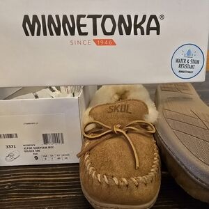 Minnetonka Moccasins MN Vikings Skol Alpine Sheepskin Golden Size 9 Women's